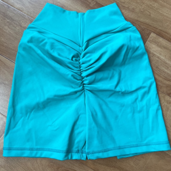 CLS seamless front scrunch shorts - Picture 2 of 3